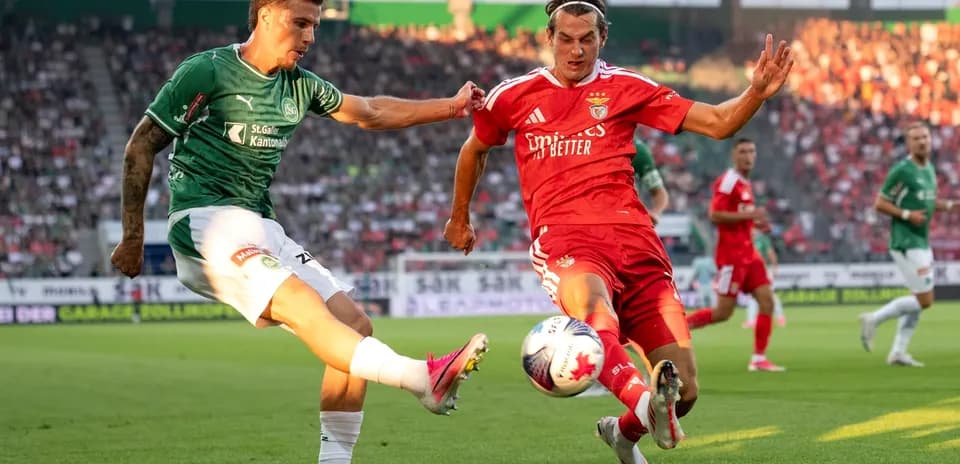 Benfica player challenging St. Gallen opponent