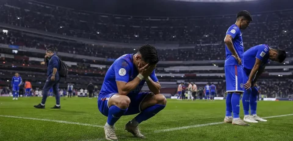Cruz Azul players dejected after match loss