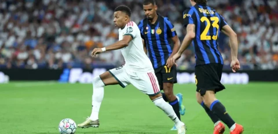 Mbappé dribbling the ball during match action