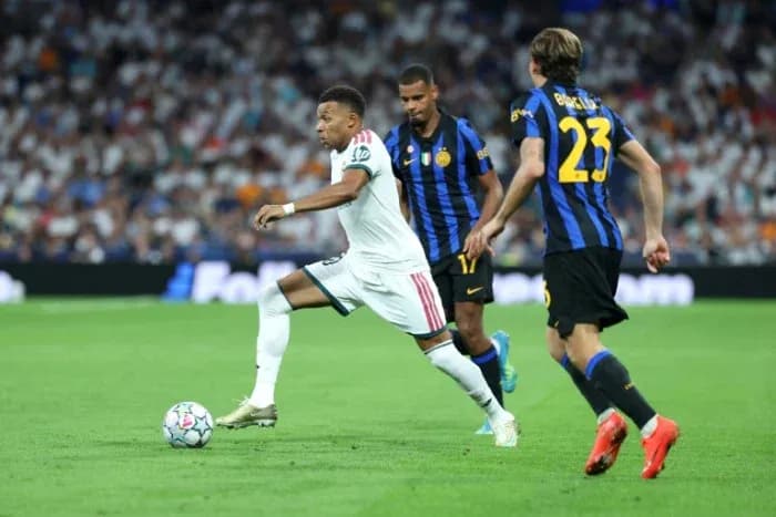 Mbappé dribbling the ball during match action