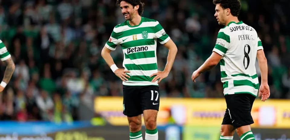 Two Sporting players discussing during a match