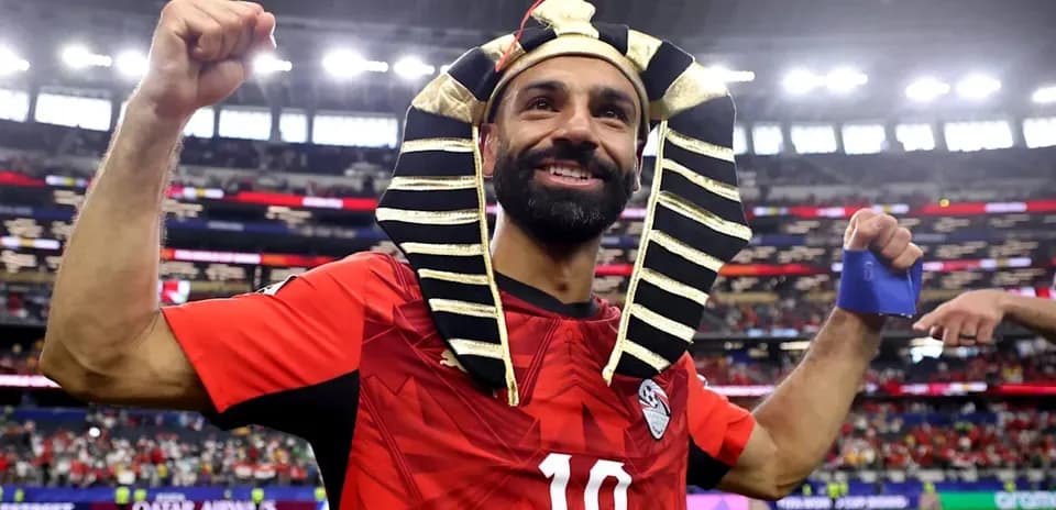 Player celebrating in Egyptian Pharaoh headdress
