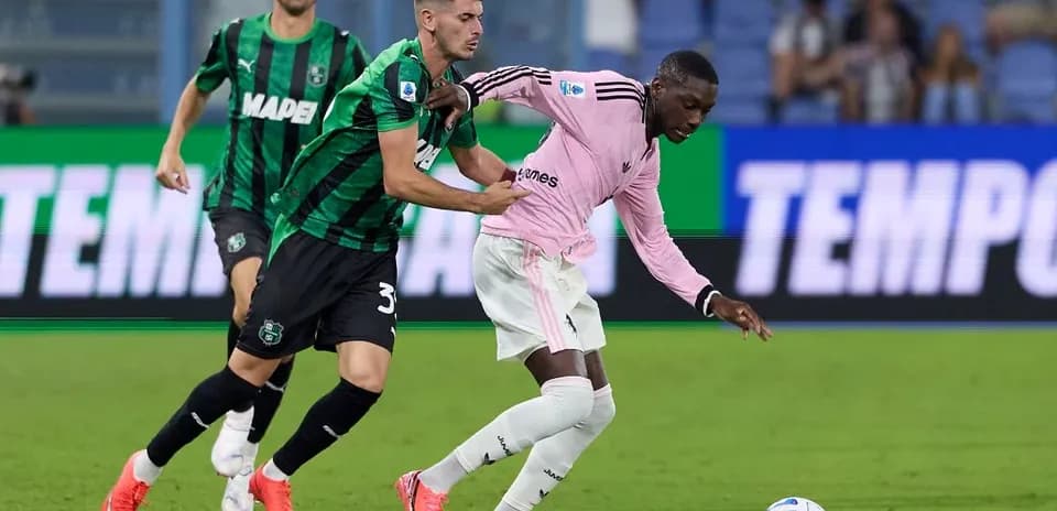 Sassuolo and Juventus players competing for the ball