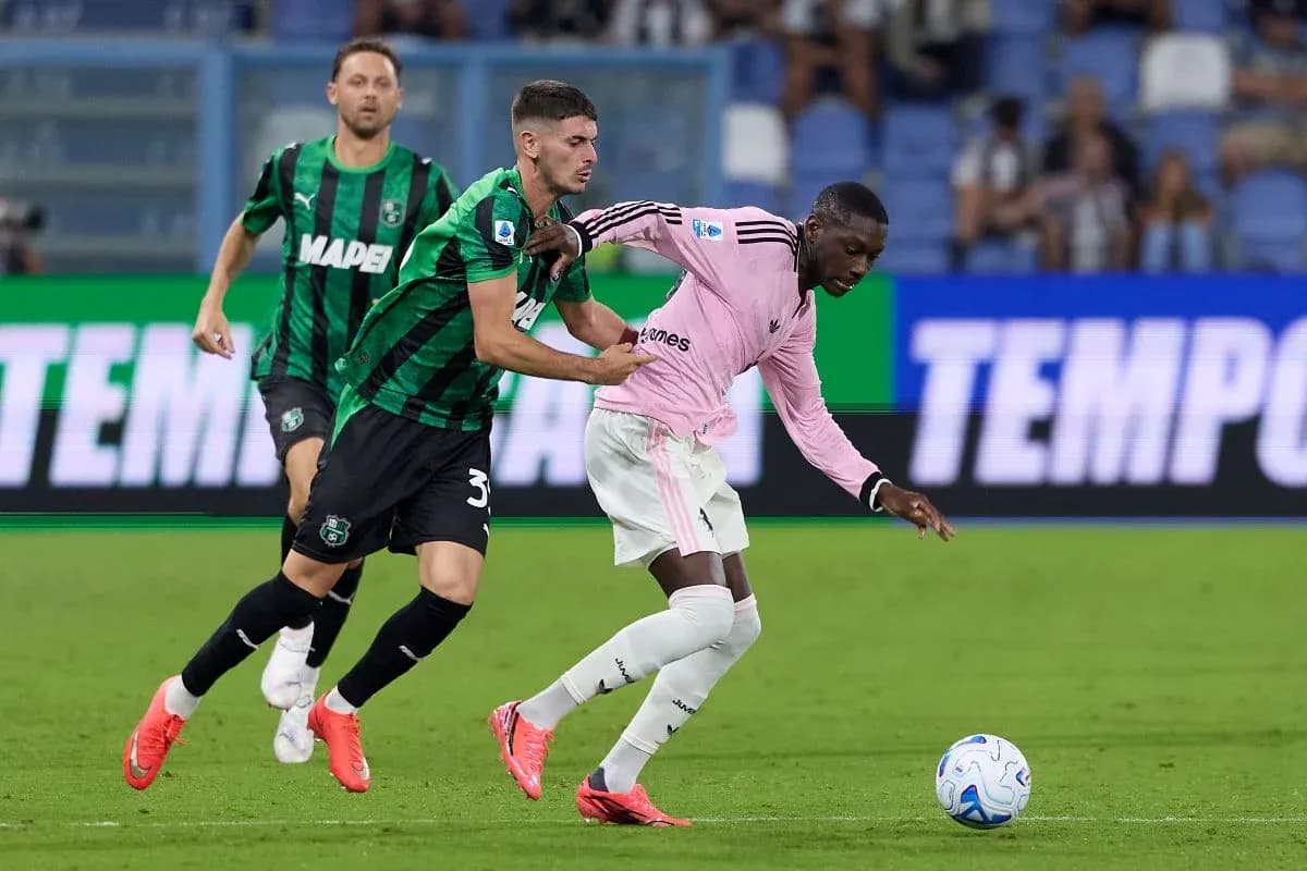 Sassuolo and Juventus players competing for the ball