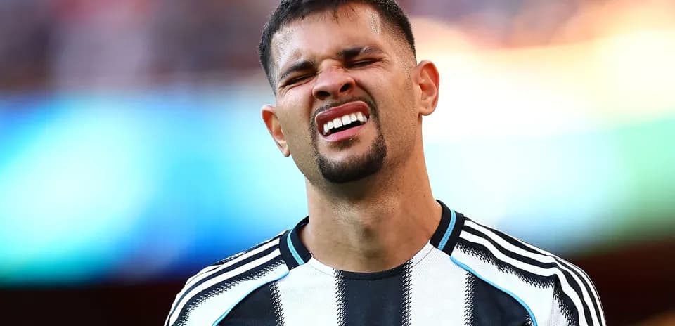 Player in Newcastle United kit reacting during match
