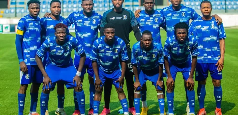 Plateau United team posing before the match