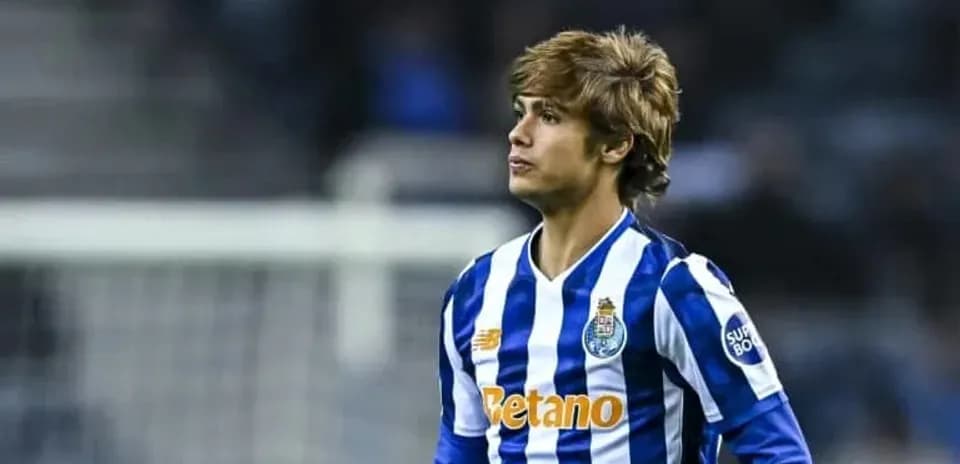 Player in FC Porto kit on the pitch