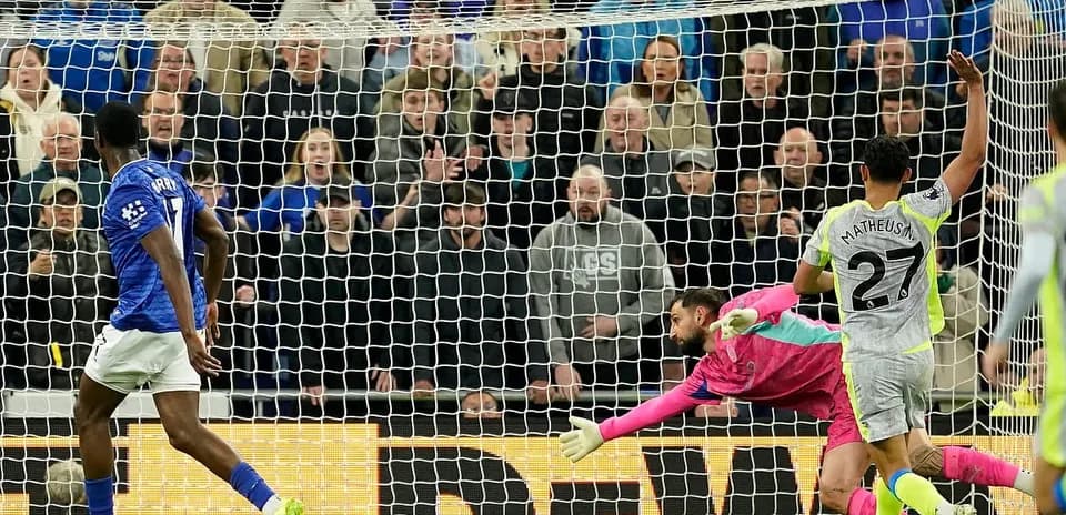 Everton player scoring against Manchester City