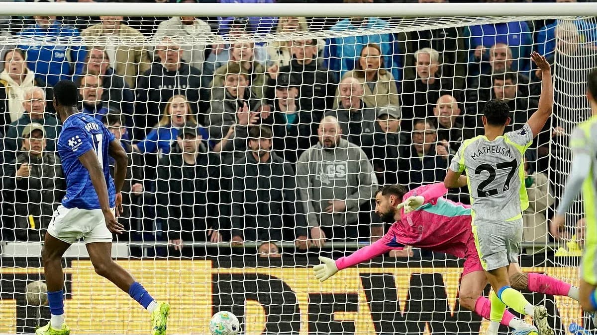 Everton player scoring against Manchester City