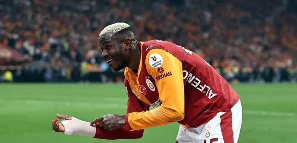Player celebrating in Galatasaray jersey on field
