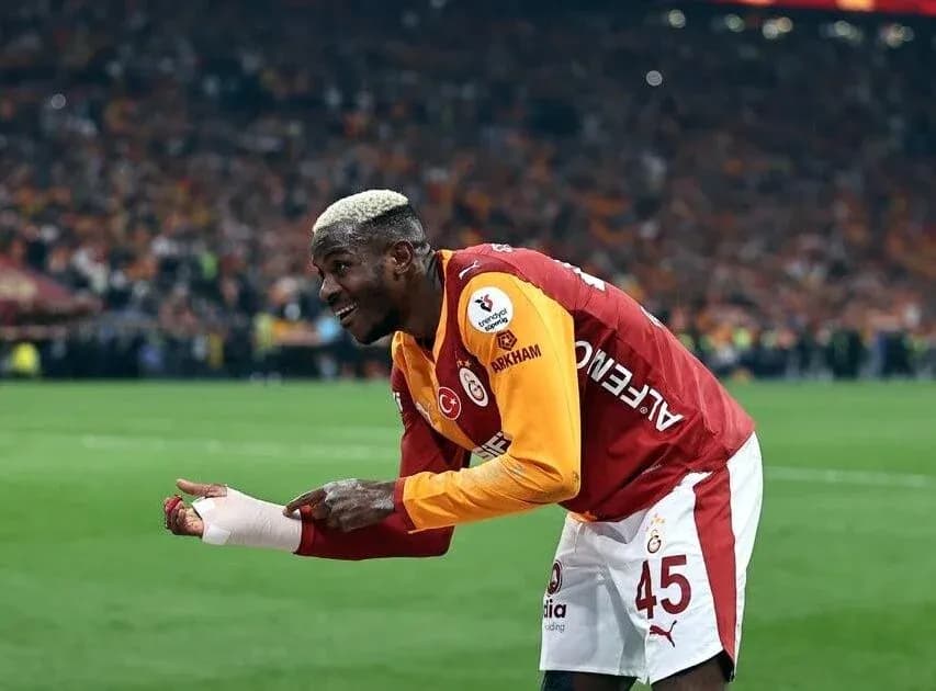 Player celebrating in Galatasaray jersey on field