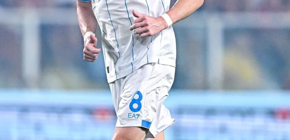 Player in Napoli kit running on the field