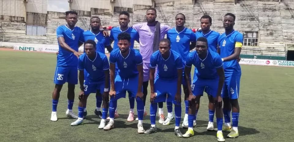 Rivers United team posing for photo before match