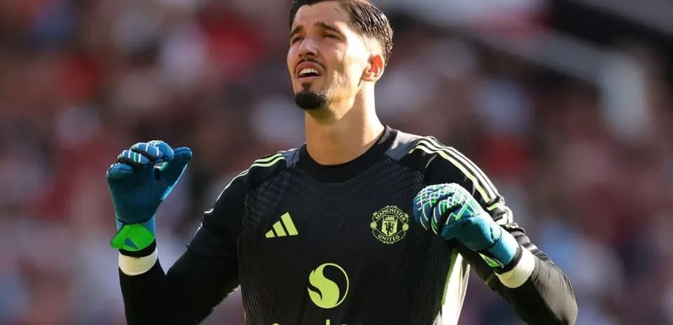 Goalkeeper gesturing during match for Manchester United