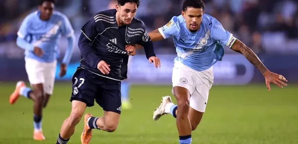 Player from Real Madrid sprinting past Manchester City opponent