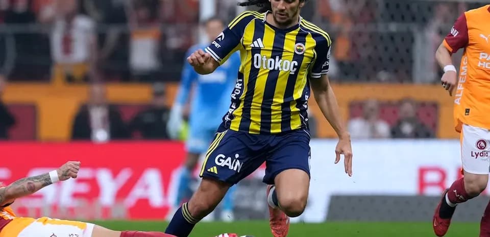 Fenerbahçe player dribbling past a defender during match
