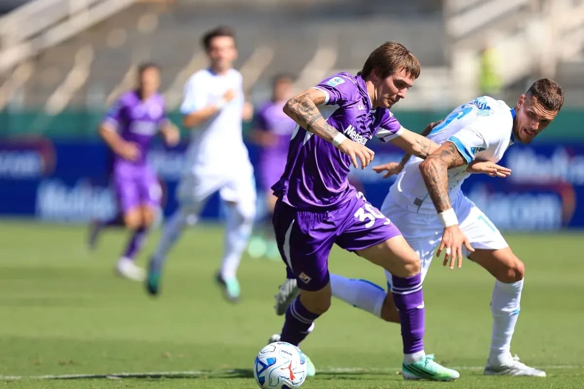 Fiorentina player dribbling against Napoli opponent