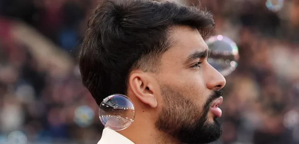 Player with bubbles during match warm-up