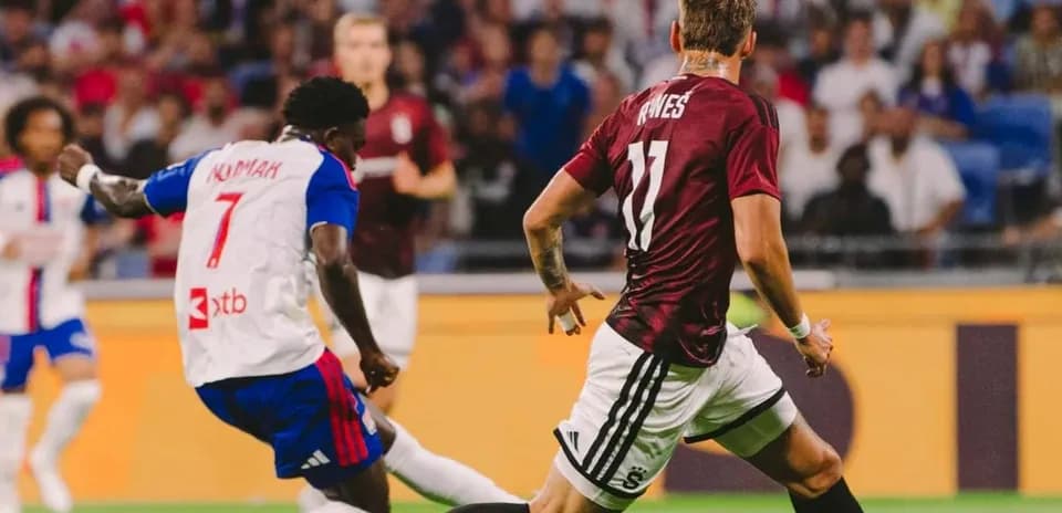 Lyon player tackling Sparta Praha opponent