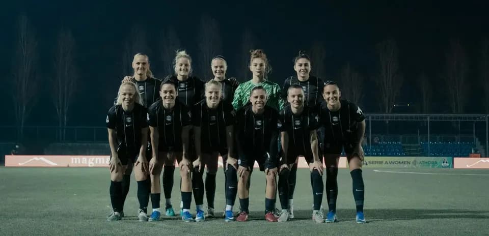 Genoa women's team posing for team photo
