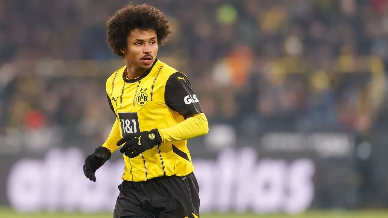Player in Borussia Dortmund jersey on the pitch