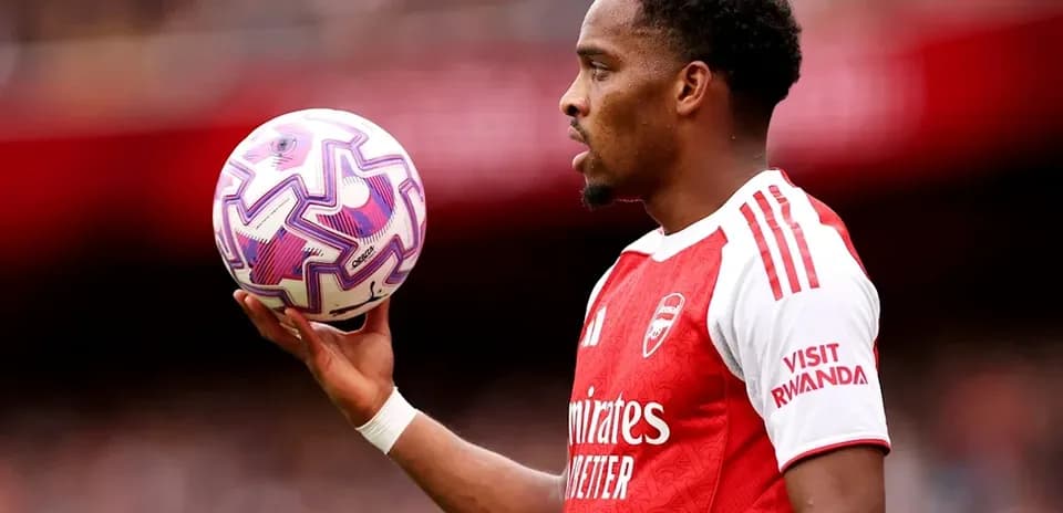 Player holding a ball during match preparation
