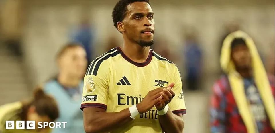 Player in Arsenal kit clapping after match