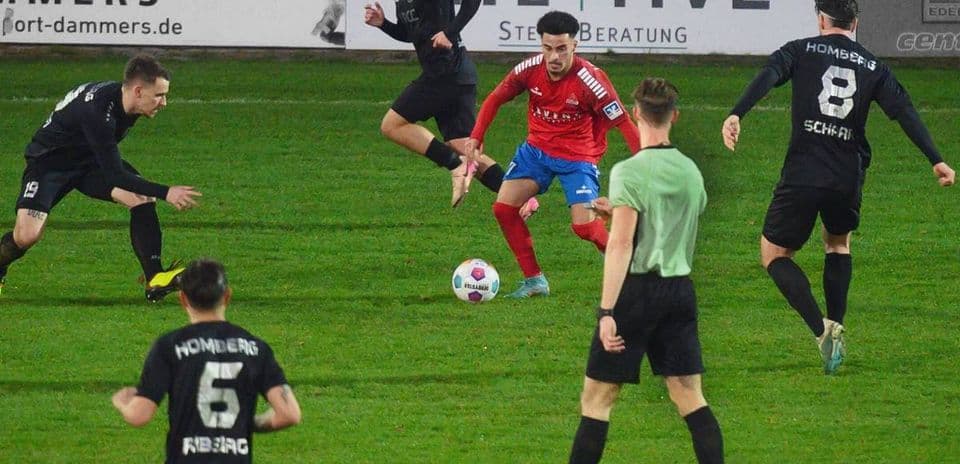 Holzheimer SG player dribbling past opponents