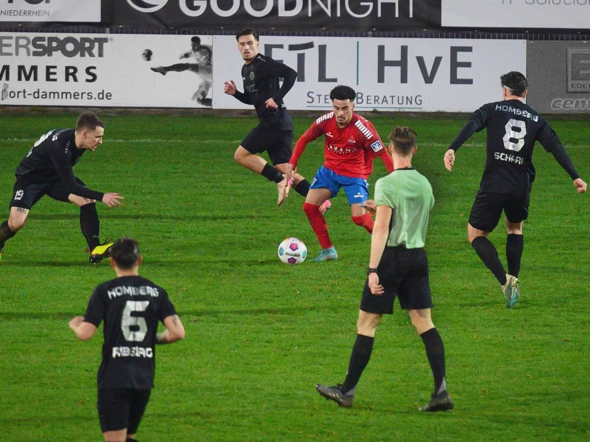 Holzheimer SG player dribbling past opponents