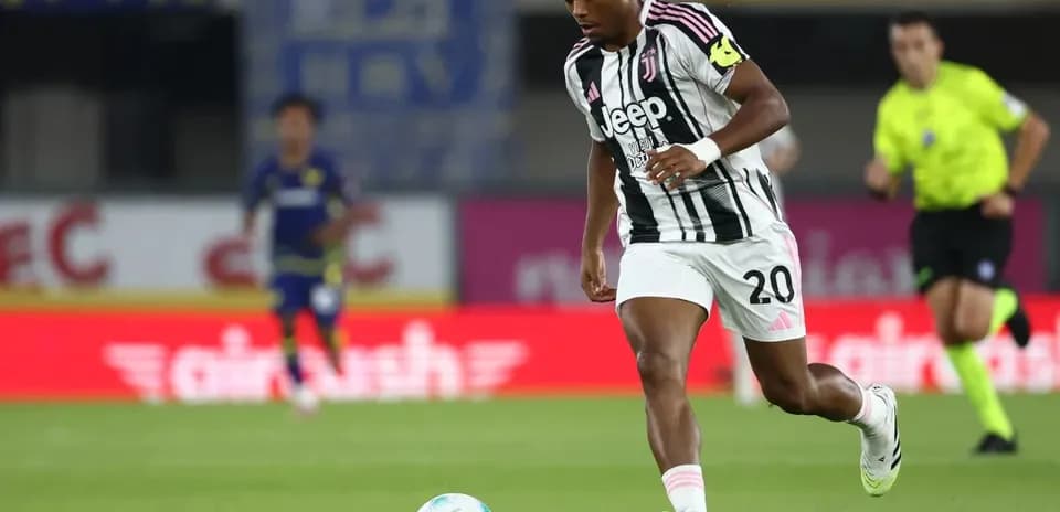 Juventus player dribbling the ball during match