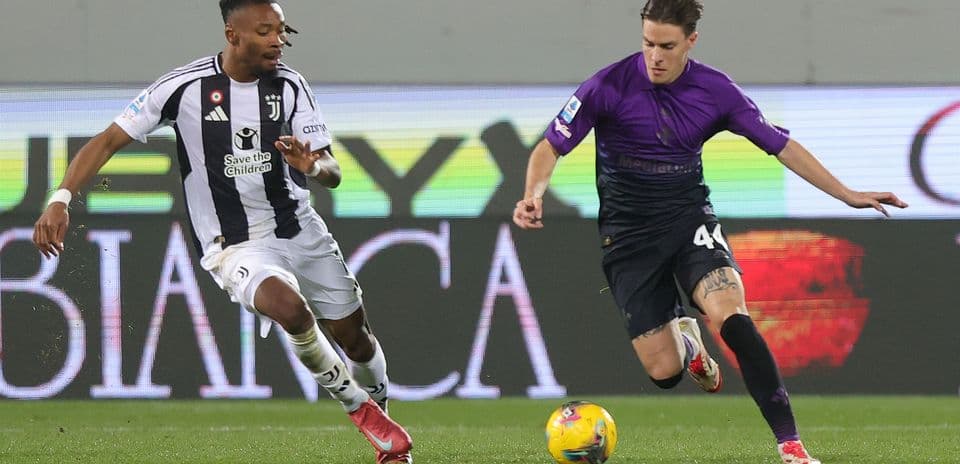 Juventus player chasing ball against Fiorentina