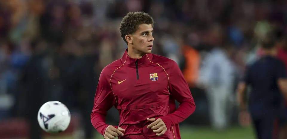 Player warming up in FC Barcelona training gear