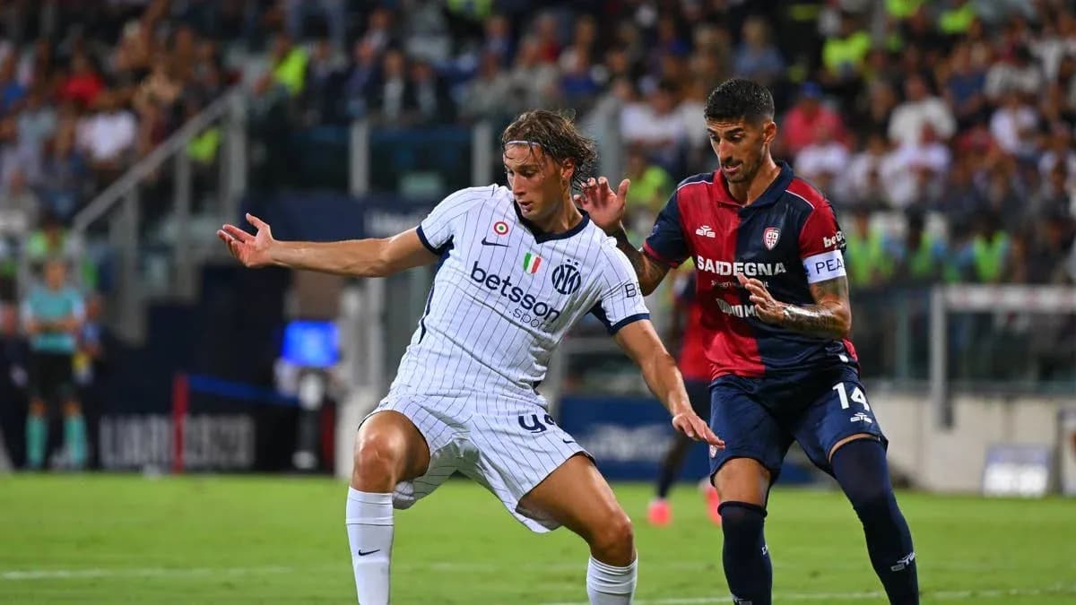 Cagliari and Inter players battling for possession Cagliari and Inter players battling for possession