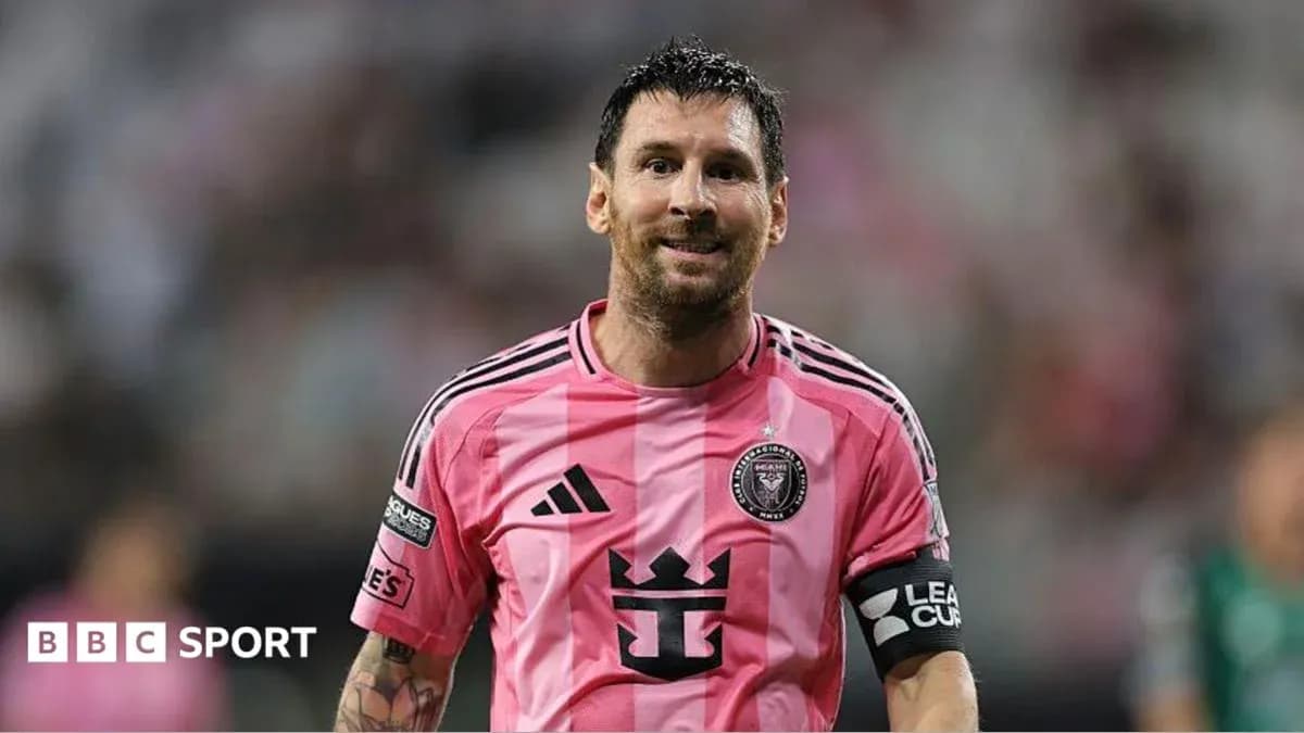 Lionel Messi in pink jersey during match Lionel Messi in pink jersey during match