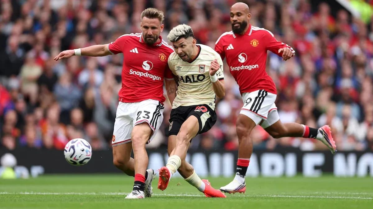 Players competing for the ball in Manchester United match Players competing for the ball in Manchester United match