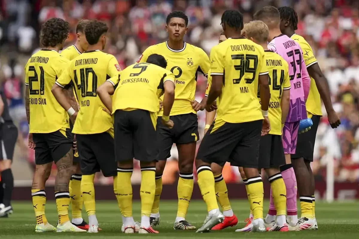 Borussia Dortmund players huddled during a match Borussia Dortmund players huddled during a match