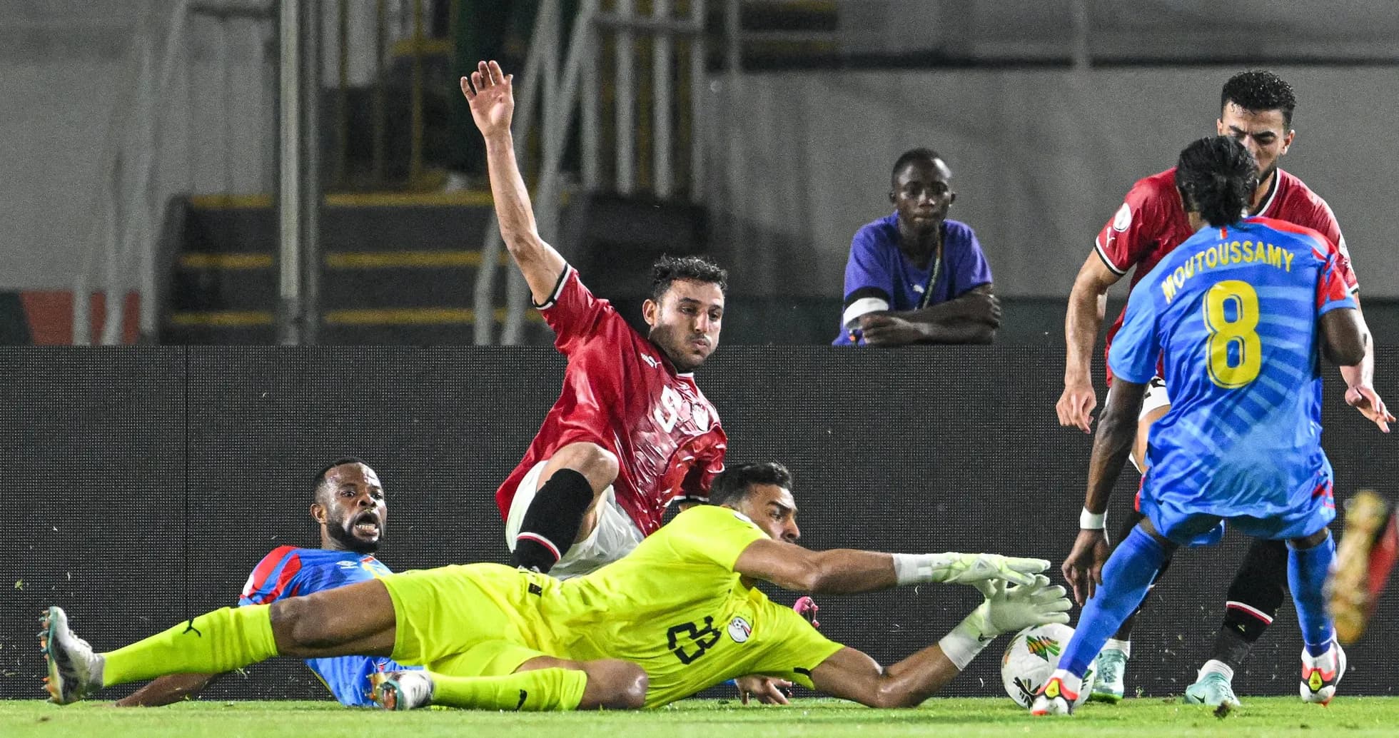Players competing for the ball during a match Players competing for the ball during a match