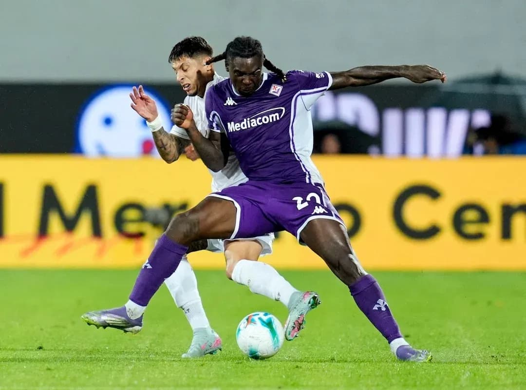 Fiorentina player challenging Napoli opponent for the ball Fiorentina player challenging Napoli opponent for the ball