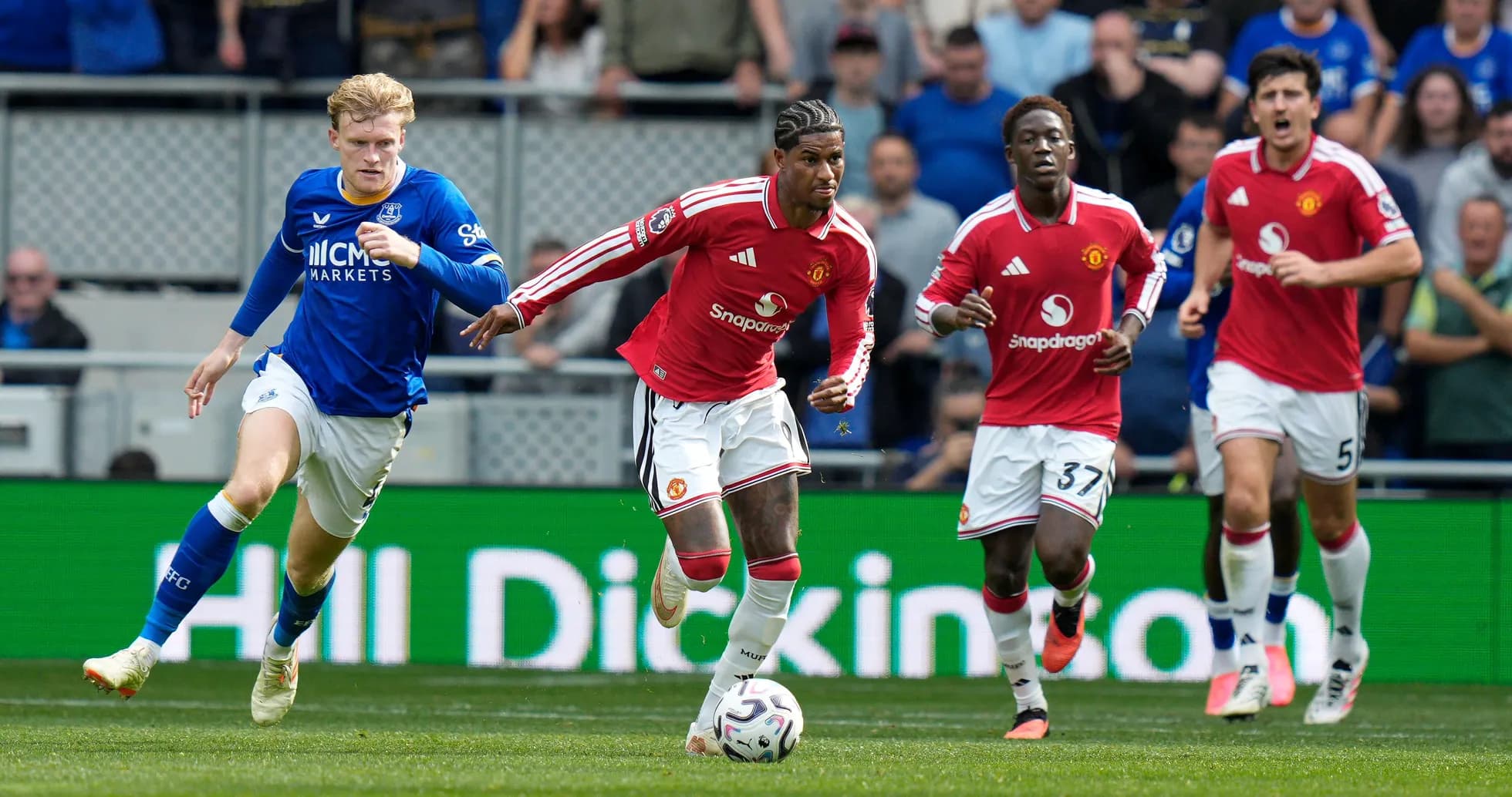 Manchester United players sprinting against Everton opponent Manchester United players sprinting against Everton opponent