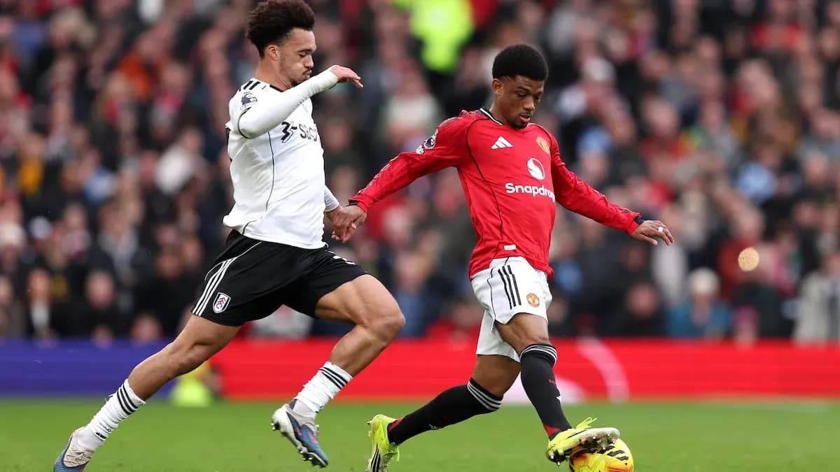 Fulham player challenges Manchester United opponent Fulham player challenges Manchester United opponent