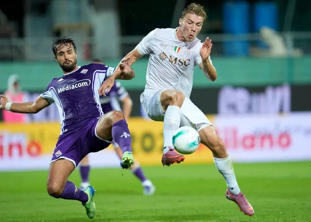 Fiorentina and Napoli players contesting for the ball Fiorentina and Napoli players contesting for the ball