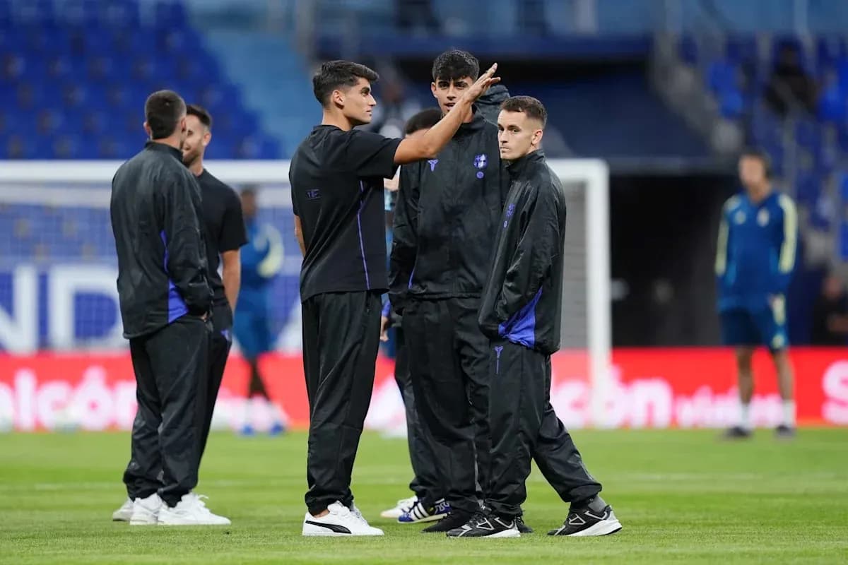 Players discussing on the pitch before training Players discussing on the pitch before training