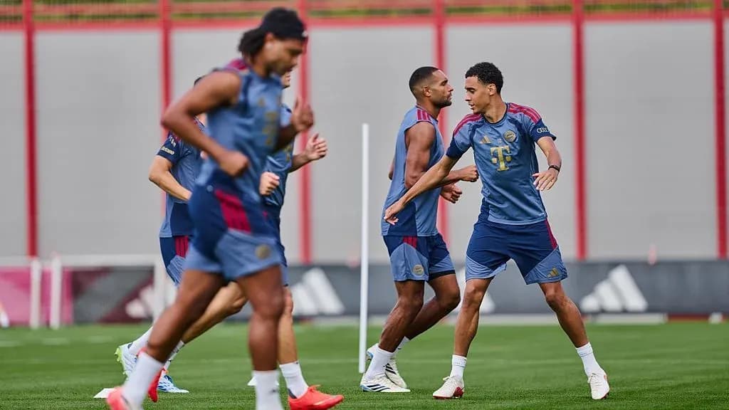 Players training together on the pitch Players training together on the pitch