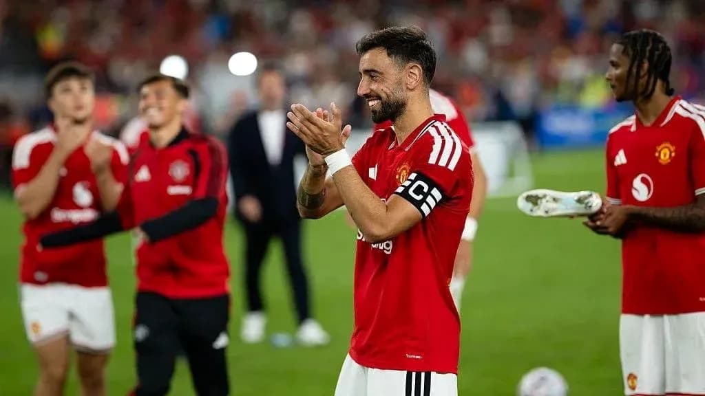 Bruno Fernandes leading teammates after match Bruno Fernandes leading teammates after match