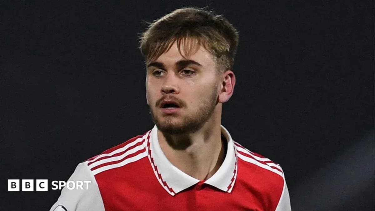 Player in Arsenal jersey during match action Player in Arsenal jersey during match action