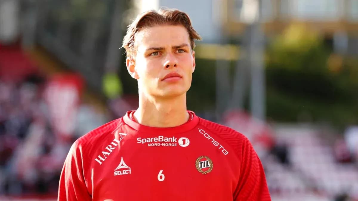 Player wearing red jersey during match preparation Player wearing red jersey during match preparation