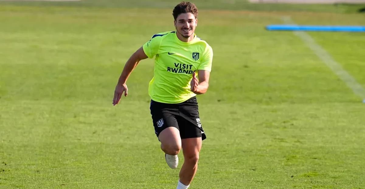 Player running during Atlético Madrid training session Player running during Atlético Madrid training session
