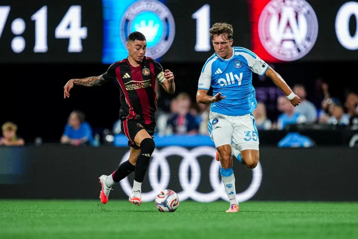 Atlanta United FC player dribbling against Charlotte Atlanta United FC player dribbling against Charlotte