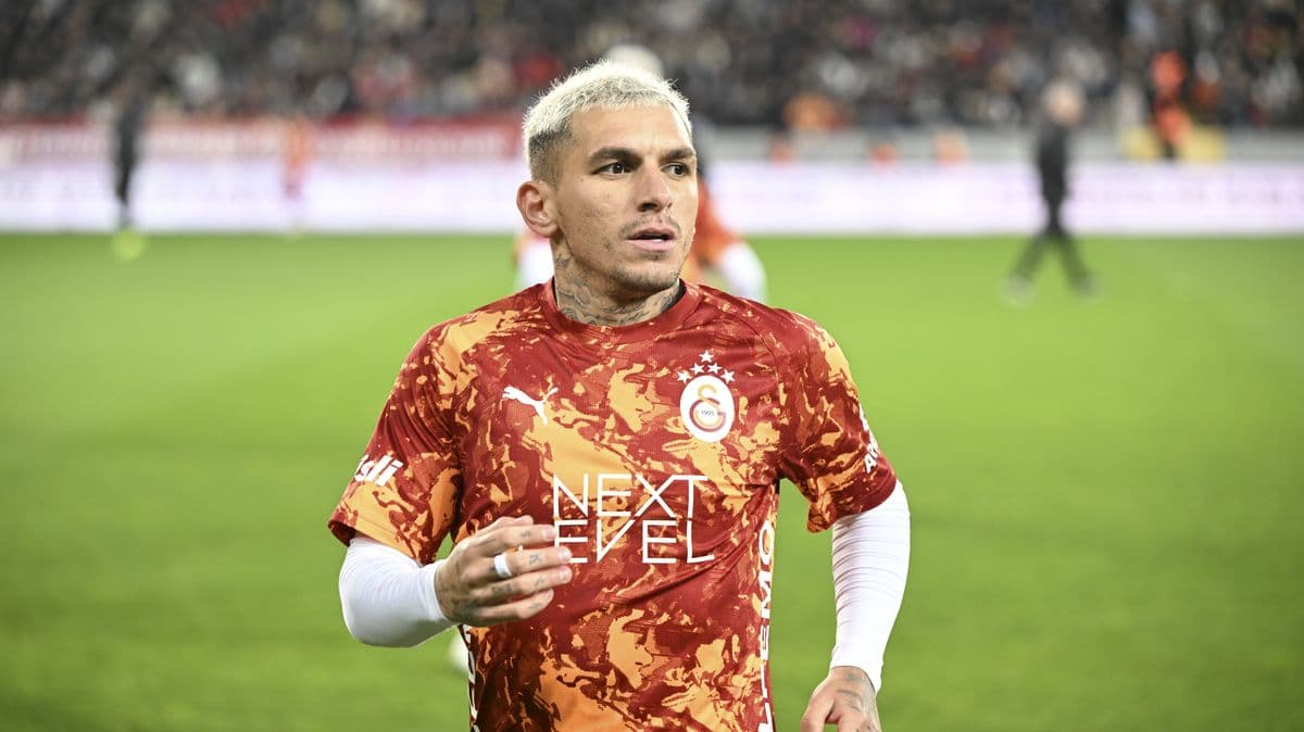 Player in Galatasaray jersey on the pitch Player in Galatasaray jersey on the pitch