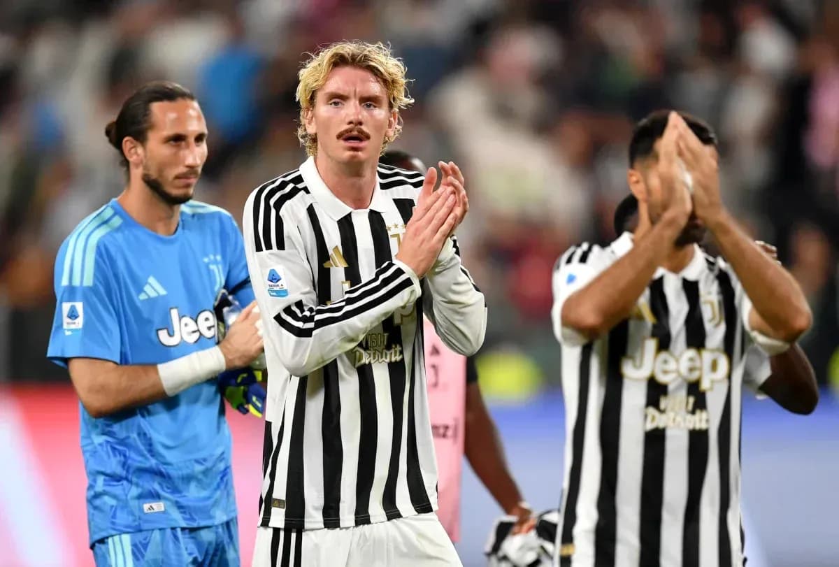 Juventus players applauding fans after a match Juventus players applauding fans after a match